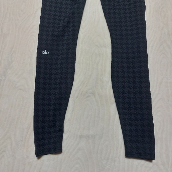 Alo Yoga high rise leggings with Reflective stripes - Picture 6 of 14